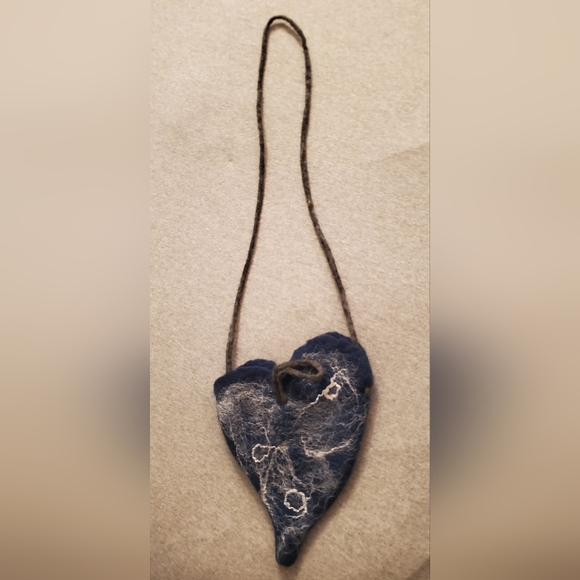 ETSY wet felt heart-shaped over the shoulder small purse - Picture 5 of 6
